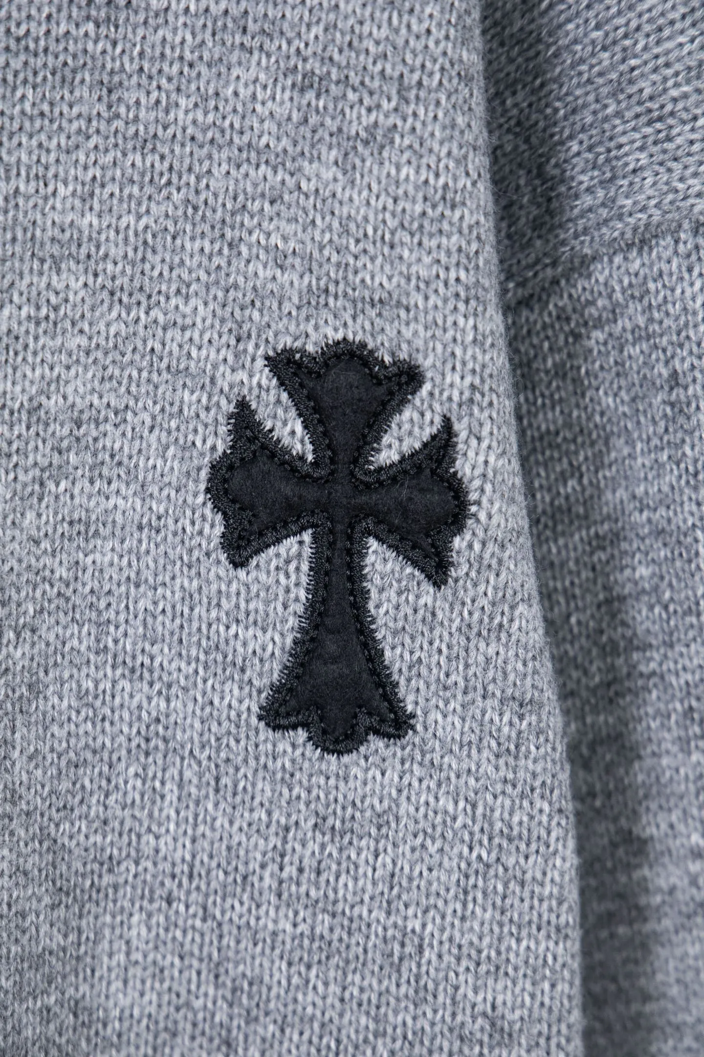 P250 Chrome Hearts CH Chrome Hearts Patch Cross Hole Knitted Sweater Pullover. The popular style is the same for men and women. It is matched with black and white. It looks good in real life. It looks good on the upper body. It looks good in daily wear. It is even more photogenic. It’s hard not to buy it. Buy it for me!!! Believe me, no one can refuse such a machine-length Chrome Hearts jacket. It has expanded the version based on the old version. The upper body is loose and stylish. The casual design of the hem is expanded to make fat people slim down to the extreme. Slim people are limited to high-end and high-end. 10,000 yuan ZP printing. 1:1 perfect restoration. Looks good when worn alone. Both men and women can control it easily. If you care more about quality, you must also respect the price. It is completely different from the thin see-through bottoms that pill when worn. If the style makes you shine at a glance, then quality is what you should pay more attention to. Compared with price, what we focus on is quality. Customers who have received my products know all about it. ️️️ Sweaters on the market are generally made of bract yarn. We use modal. Compared with core-spun yarn, the advantages are very intuitive: high cost, high price, high density, relatively expensive for developers, allowing us to make a lot less money. In addition, the upper body is delicate, anti-pilling, and high-end. We are conscientious sellers. Quality determines the upper body effect. No matter how bad the quality, the best style is still the temperament of the urban-rural fringe. We only do long-term business. Quality determines character. Take it back and wear it with confidence and wash it. The quality of the pattern will definitely make your eyes shine. We only make the right version of high quality. We make high-end hard goods. Reject junk goods and reject fast food. Conscientious quality and conscientious price. You deserve it!  Color: Black White Gray Red Size: S M L